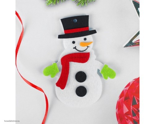Ёлочная игрушка из фетра Снеговичок в красном шарфике Ёлочная игрушка из фетра Снеговичок в красном шарфике