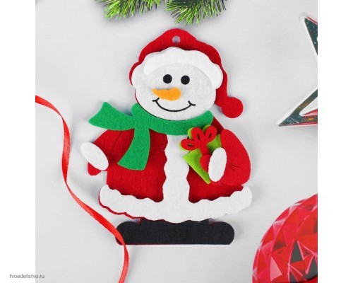 Ёлочная игрушка из фетра Снеговик с подарком Ёлочная игрушка из фетра Снеговик с подарком